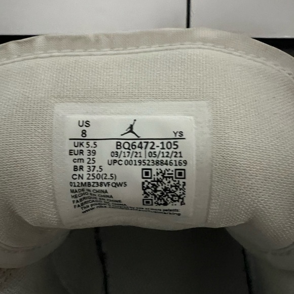 Women’s air jordan 1s Mid, Wolf Grey aluminum - Picture 2 of 4